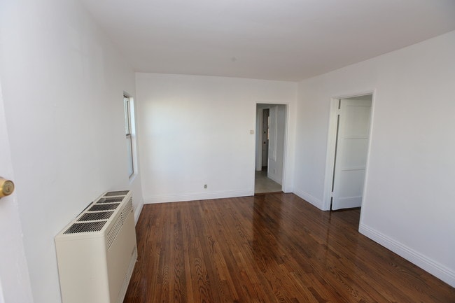 Building Photo - 734 W Beach Ave