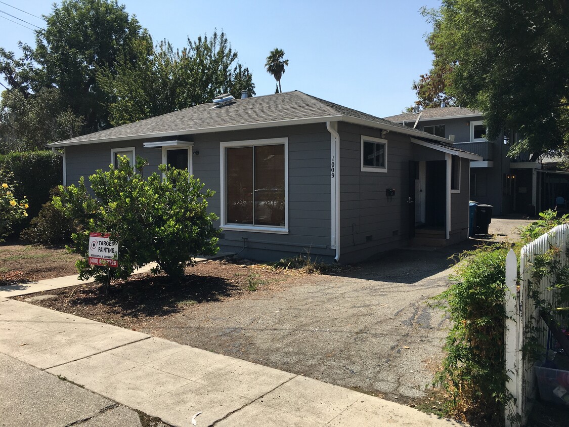 Front Cottage of 3 units - 1009 Madera Ave