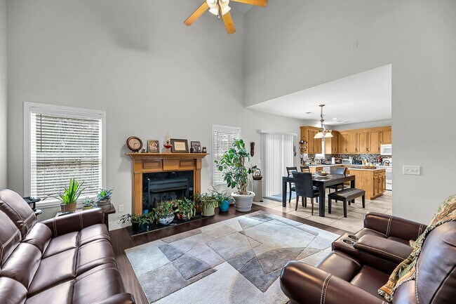 Foto del edificio - 8725 Evangeline Dr
