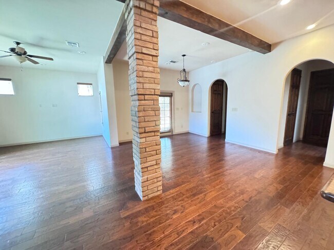 Building Photo - 421 Cottonwood Ave