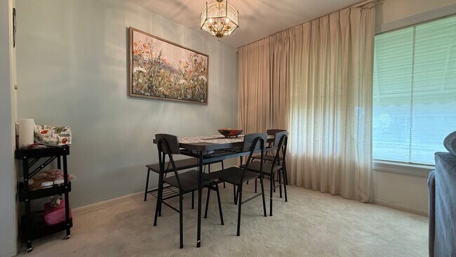 Foto del edificio - 8507 N Olcott Ave