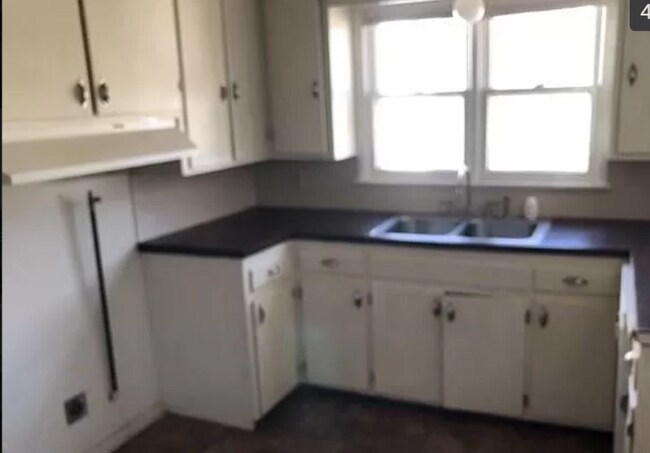 Building Photo - 2024 Pawnee Ave