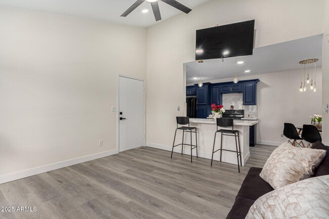 Building Photo - 623 W Guadalupe Rd