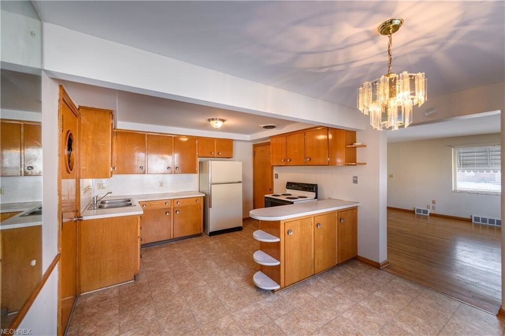 Kitchen /Dinning - 258 Montrose Ave NW