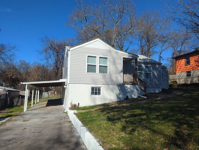 Building Photo - Great Rossville Family Home