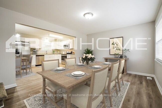 Foto del edificio - 8283 Brittany Ln