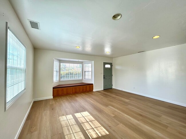 Foto del edificio - Beautifully remodeled 3 Bed, 2 Bath in the highly desirable neighborhood of Clairemont!!
