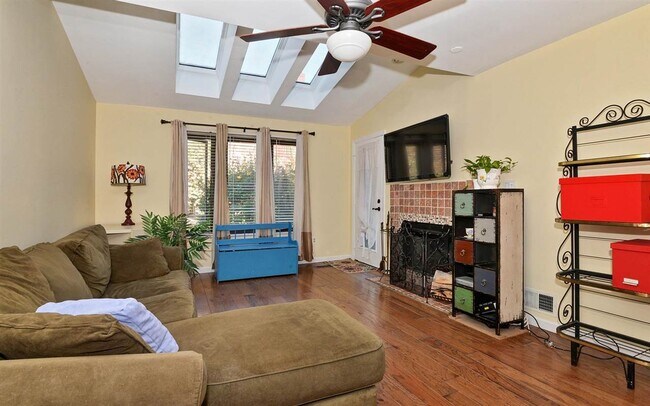 Building Photo - 784 Spinnaker Ct