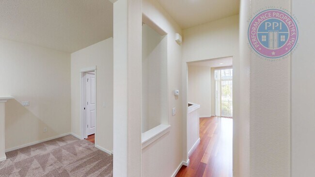 Building Photo - Orenco Townhouse - Walk to Intel! Central ...