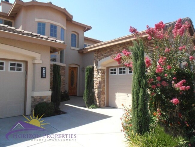 Building Photo - Spacious 6 Bed 4.5 Bath Anatolia Home