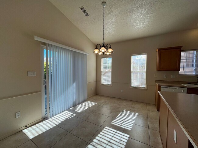 Foto del edificio - Spacious 3 Bedroom 2 Bathroom Home In The NE!