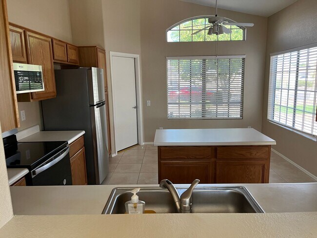 Foto del edificio - **COMFORTABLE & SPACIOUS 3BEDROOM/2BATHROOM HOME IN GILBERT (ELLIOT & GILBERT RD)**