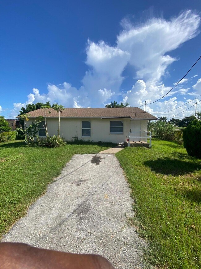 162 Booker Pl, Pahokee, FL 33476 House Rental in Pahokee, FL