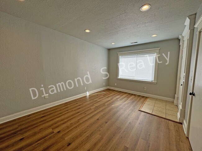 Foto del edificio - 317 E Chase St