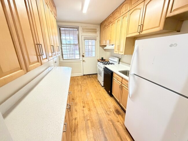 Foto del edificio - 5674 N Ridge Ave