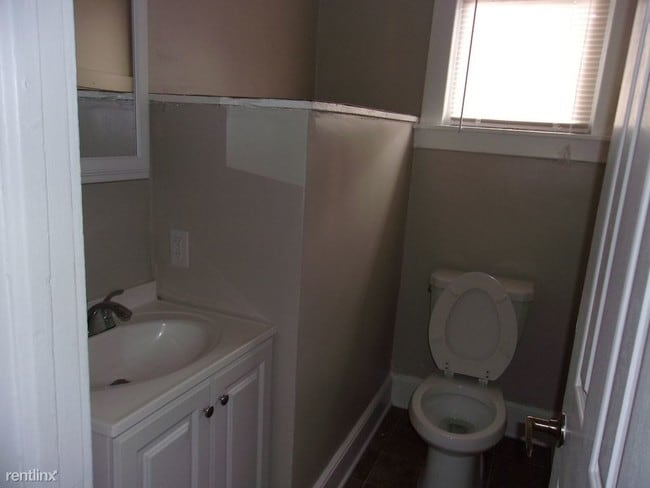 Building Photo - 3 br, 1.5 bath Duplex - 15 Adams Ave