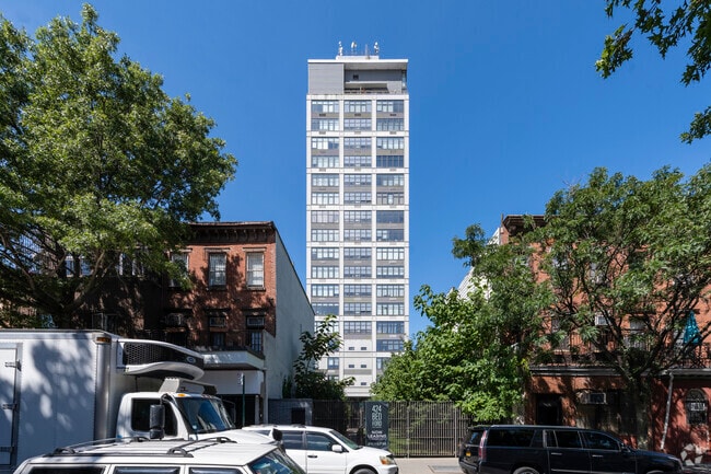 Building Photo - 424 Bedford