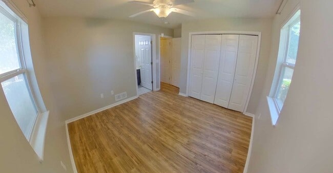 Foto del edificio - 3D Tour Available - Newer Flooring + Large Fenced-in Yard! Available July 3rd!