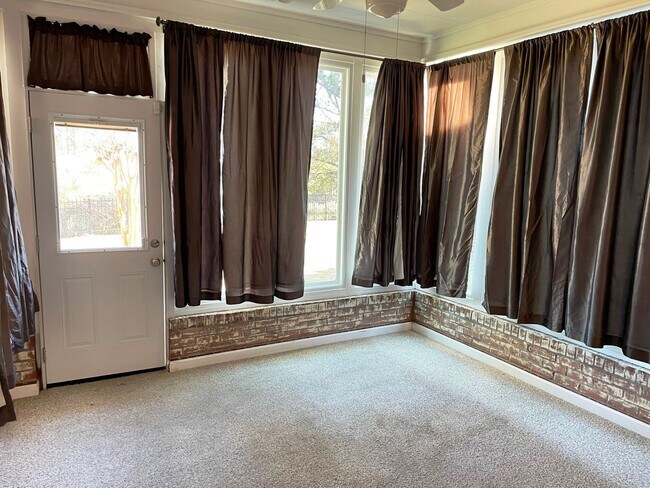 Building Photo - Gorgeous and immaculate 4 bed/ 3 full bath...