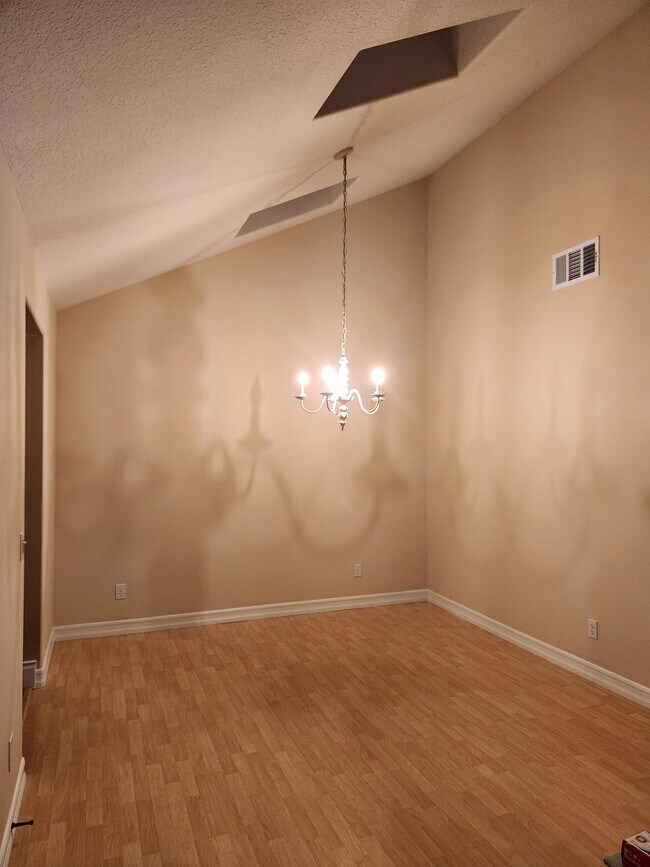 Comedor - 8040 E Snapdragon Ln