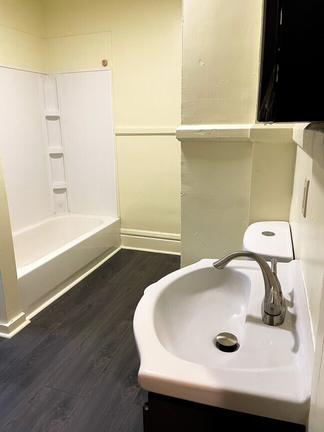 Foto del edificio - 889 N Main St