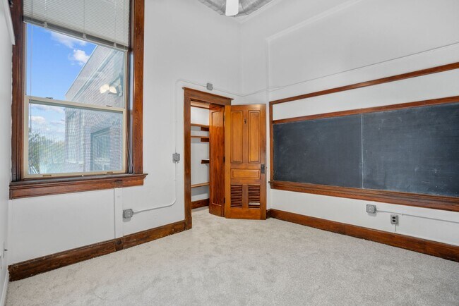 Foto del edificio - 249 N Athenian Ave