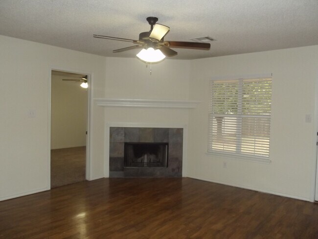 Building Photo - Three Bedroom in South Lubbock