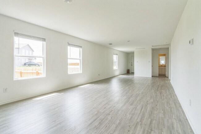 Building Photo - Newer Home in St. Hedwig with Full Applian...