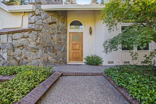 Building Photo - 3 Blackhawk Club Ct