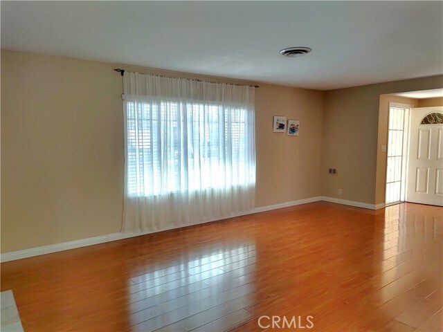 Foto del edificio - 596 N Palm Ave