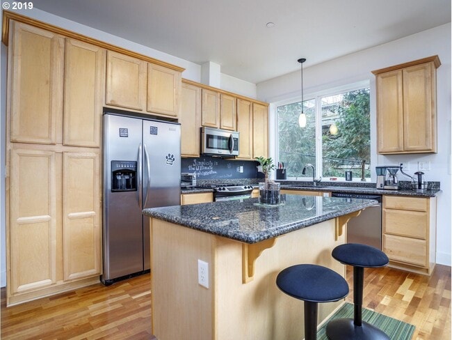 Foto del edificio - NorthWest/Nob Hill Condo 3Bd/2Ba ~ Washer/Dryer In Unit, Assigned Covered Parking,  Close to Shop...