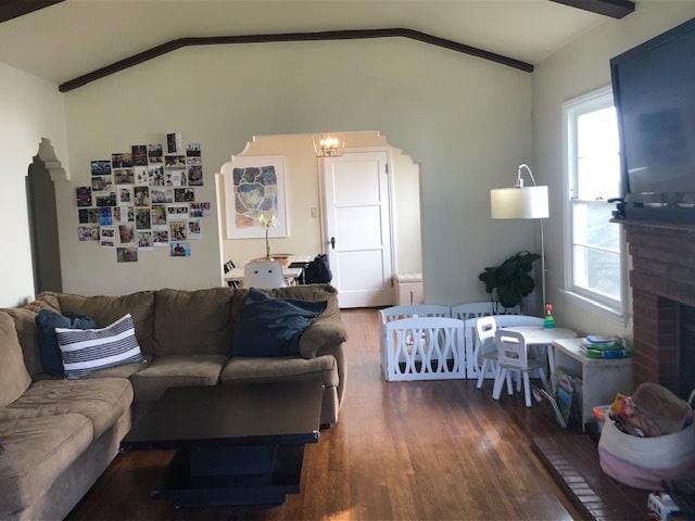 Living Room interior view - 2581 Amherst Ave