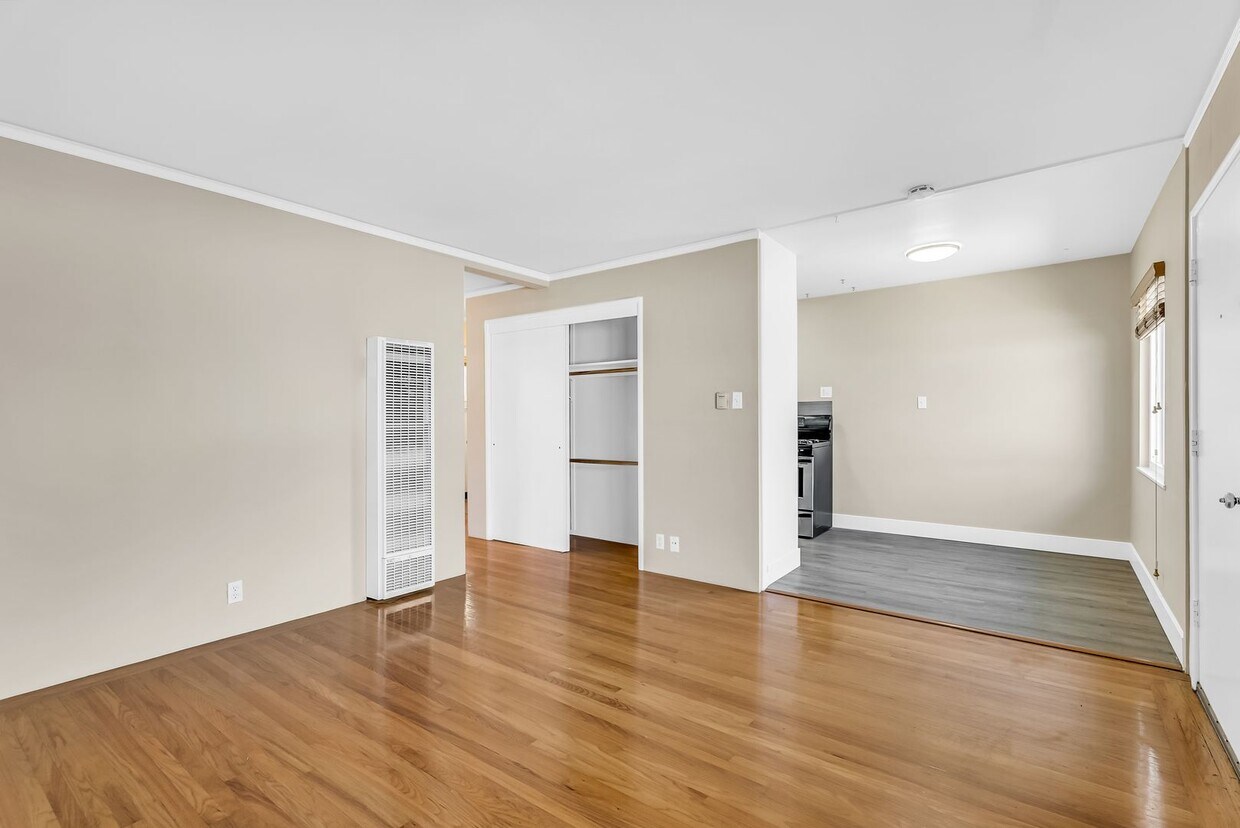 Primary Photo - 1110 Capuchino Ave