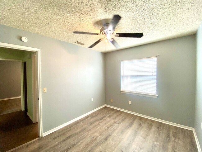 Building Photo - Modern Design 3 Bedroom 2 Bath