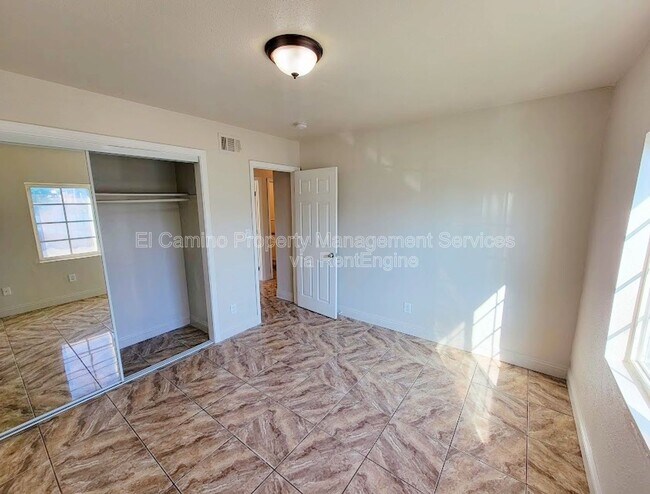 Foto del edificio - 22225 Seine Ave