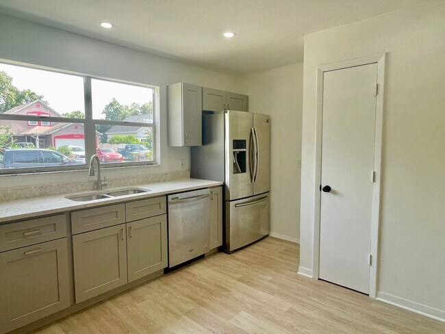 Foto del edificio - Spacious 4 Bedroom 2 Bathroom Single Famil...