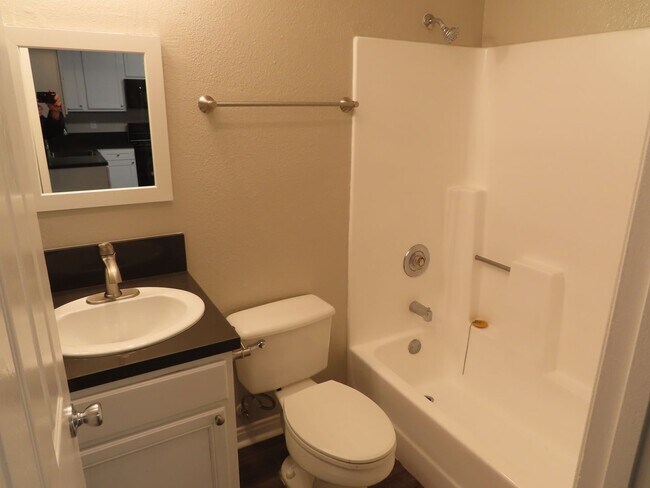 Building Photo - Renovated Two Bedroom Condo in Gated Commu...