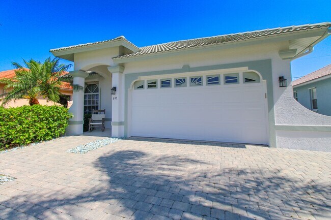 Foto del edificio - ***HEATED PRIVATE POOL***FENCED IN***WALKI...