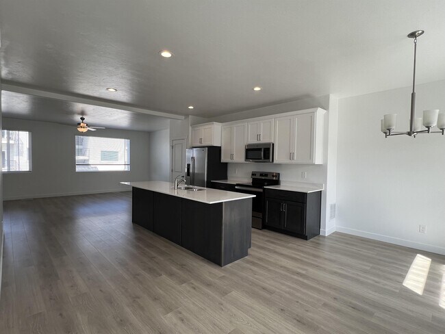 Building Photo - 415 S 1080 W