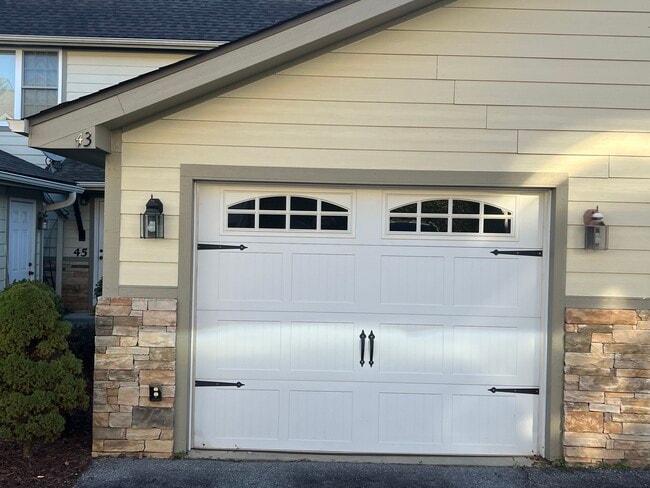 One car garage - 43 Rotunda Cir