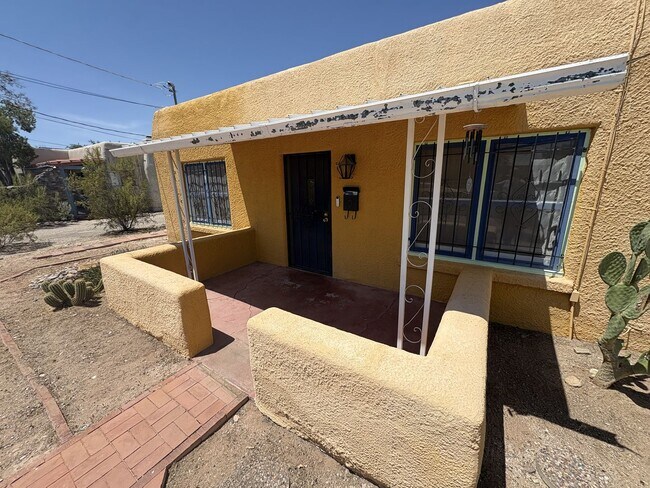 Building Photo - Central Tucson charming historic adobe home