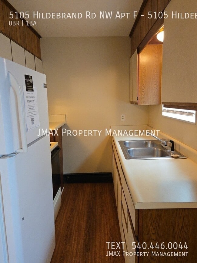 Foto del edificio - 5105 Hildebrand Rd NW