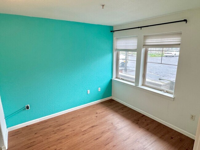 Foto del edificio - Gateway Ground Floor Corner Unit Condo with Laminate H/W's, A/C, Assigned Parking, Laundry In-Unit