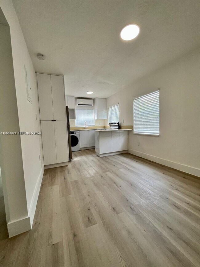 Foto del edificio - 833 W 39th St