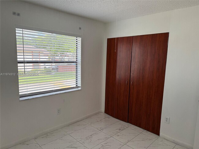 Foto del edificio - 20825 NE 8th Ct