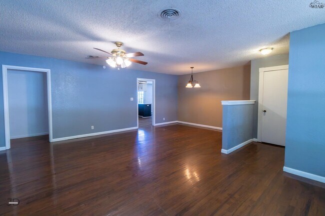 Foto del edificio - 501 W Texas Ave