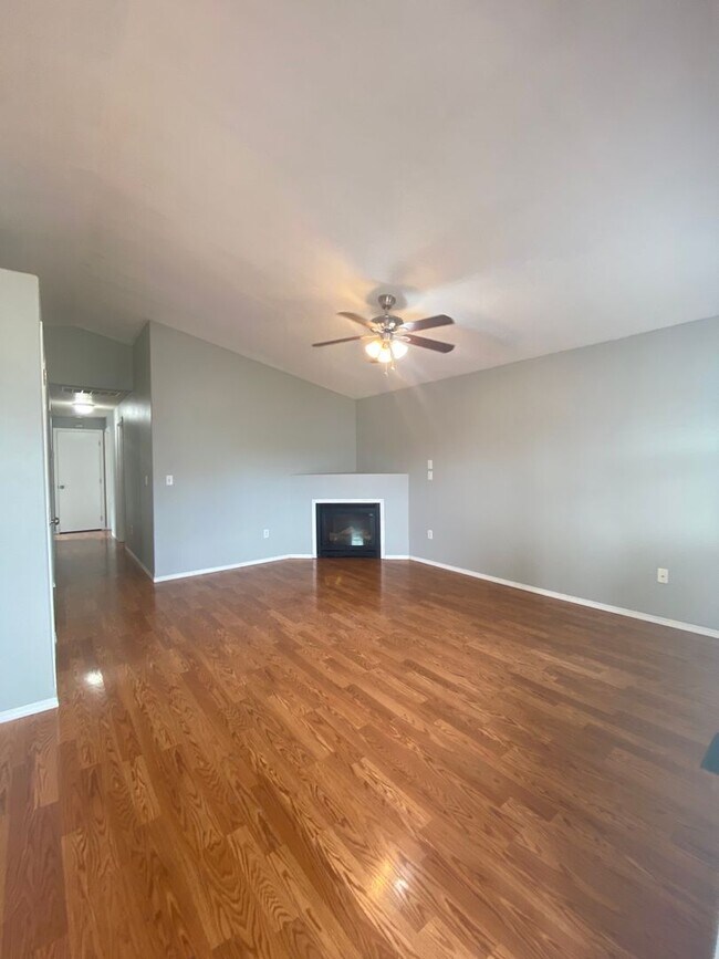 Foto del edificio - Move In Special!!!!   Cool down in this cute 3-bedroom, 2 full bath house.