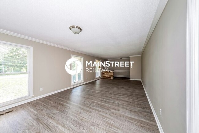 Foto del edificio - 3 Bedroom Pet-Friendly Home in Tarrant, AL with Main Street Renewal