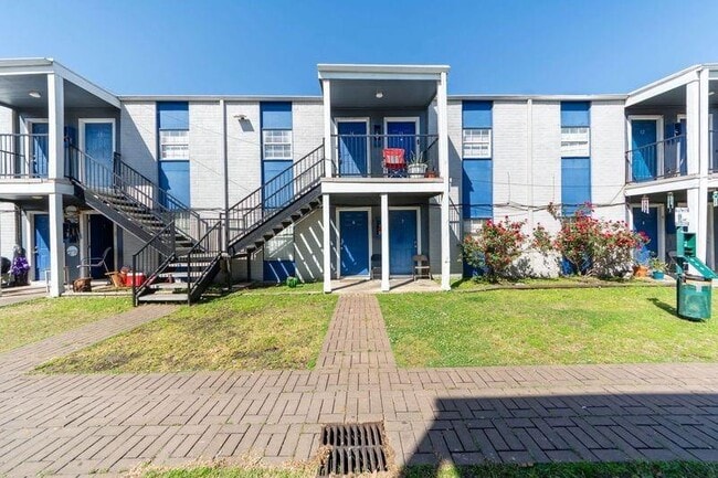 Building Photo - 1800 N Wayside Dr
