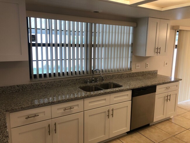 Building Photo - 4/2 Beautiful completely updated home in O...